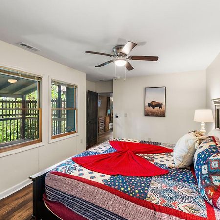 Whiskey Ridge Lodge, A Restored 1940S Gem, 2 Mins From Downtown, Breathtaking City Views, Custom Game Room, And Spacious Elegance جاتلينبرج المظهر الخارجي الصورة
