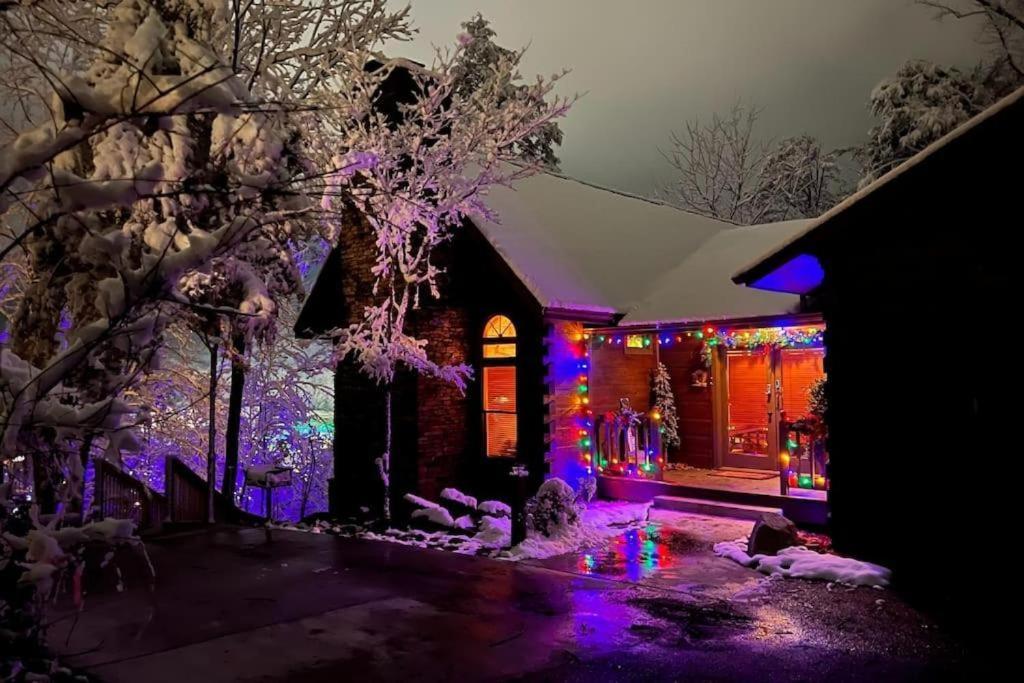 Whiskey Ridge Lodge, A Restored 1940S Gem, 2 Mins From Downtown, Breathtaking City Views, Custom Game Room, And Spacious Elegance جاتلينبرج المظهر الخارجي الصورة