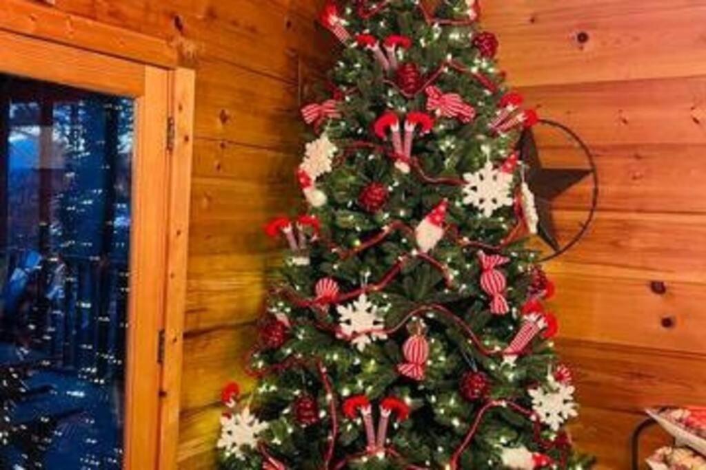 Whiskey Ridge Lodge, A Restored 1940S Gem, 2 Mins From Downtown, Breathtaking City Views, Custom Game Room, And Spacious Elegance جاتلينبرج المظهر الخارجي الصورة