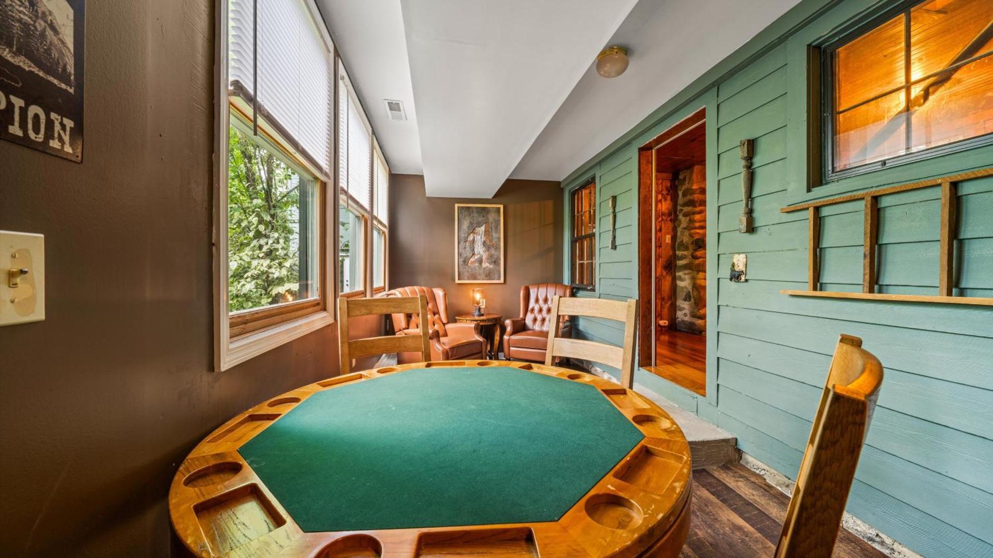 Whiskey Ridge Lodge, A Restored 1940S Gem, 2 Mins From Downtown, Breathtaking City Views, Custom Game Room, And Spacious Elegance جاتلينبرج المظهر الخارجي الصورة