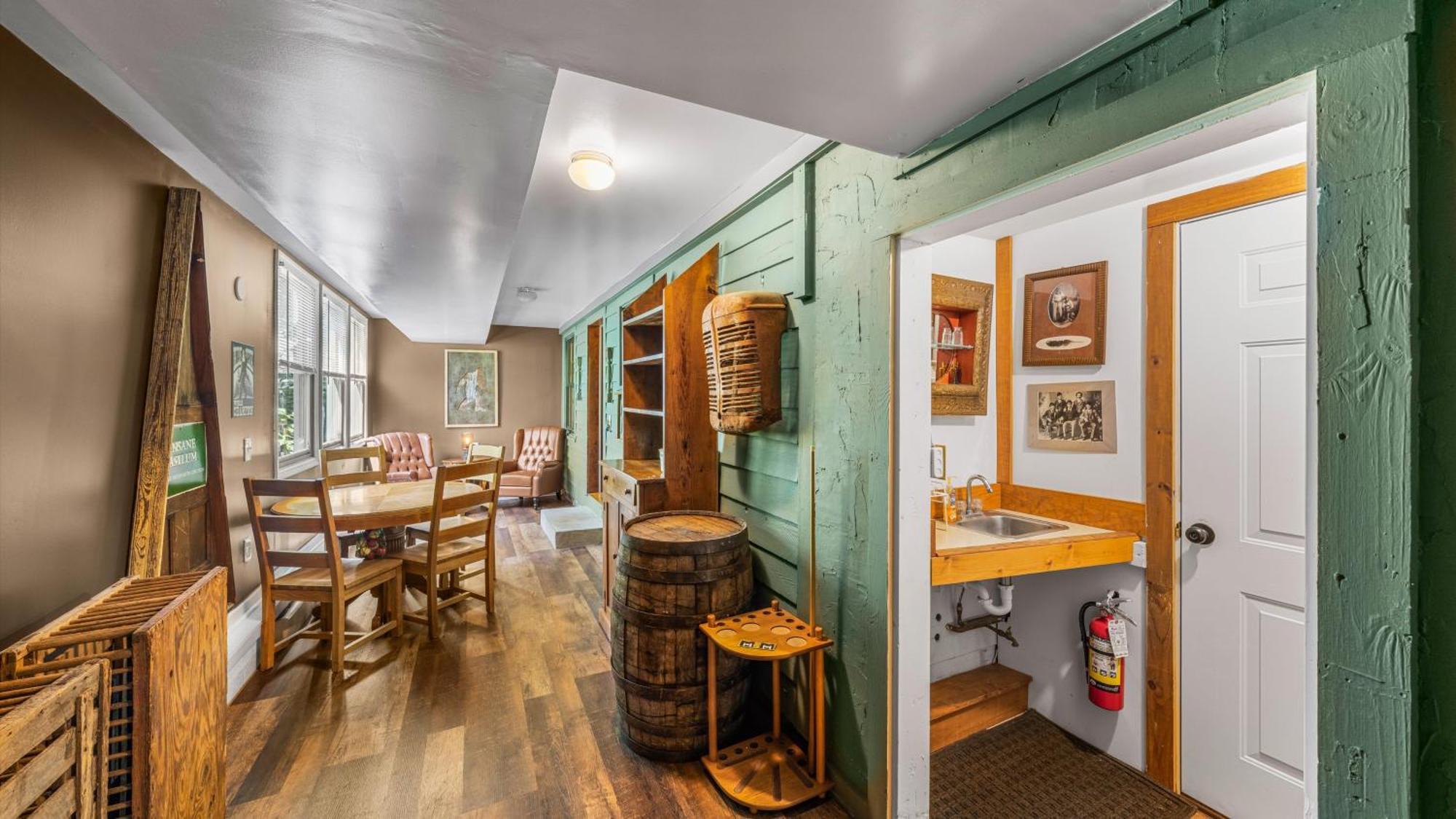 Whiskey Ridge Lodge, A Restored 1940S Gem, 2 Mins From Downtown, Breathtaking City Views, Custom Game Room, And Spacious Elegance جاتلينبرج المظهر الخارجي الصورة