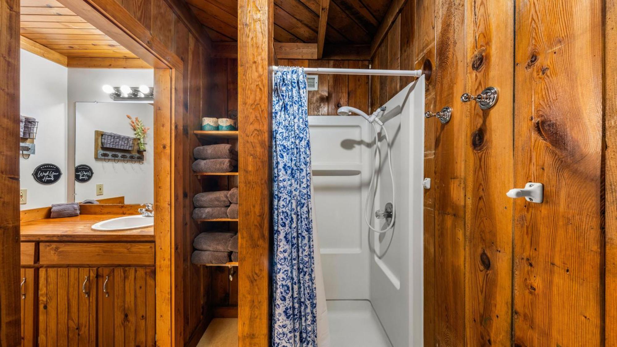 Whiskey Ridge Lodge, A Restored 1940S Gem, 2 Mins From Downtown, Breathtaking City Views, Custom Game Room, And Spacious Elegance جاتلينبرج المظهر الخارجي الصورة