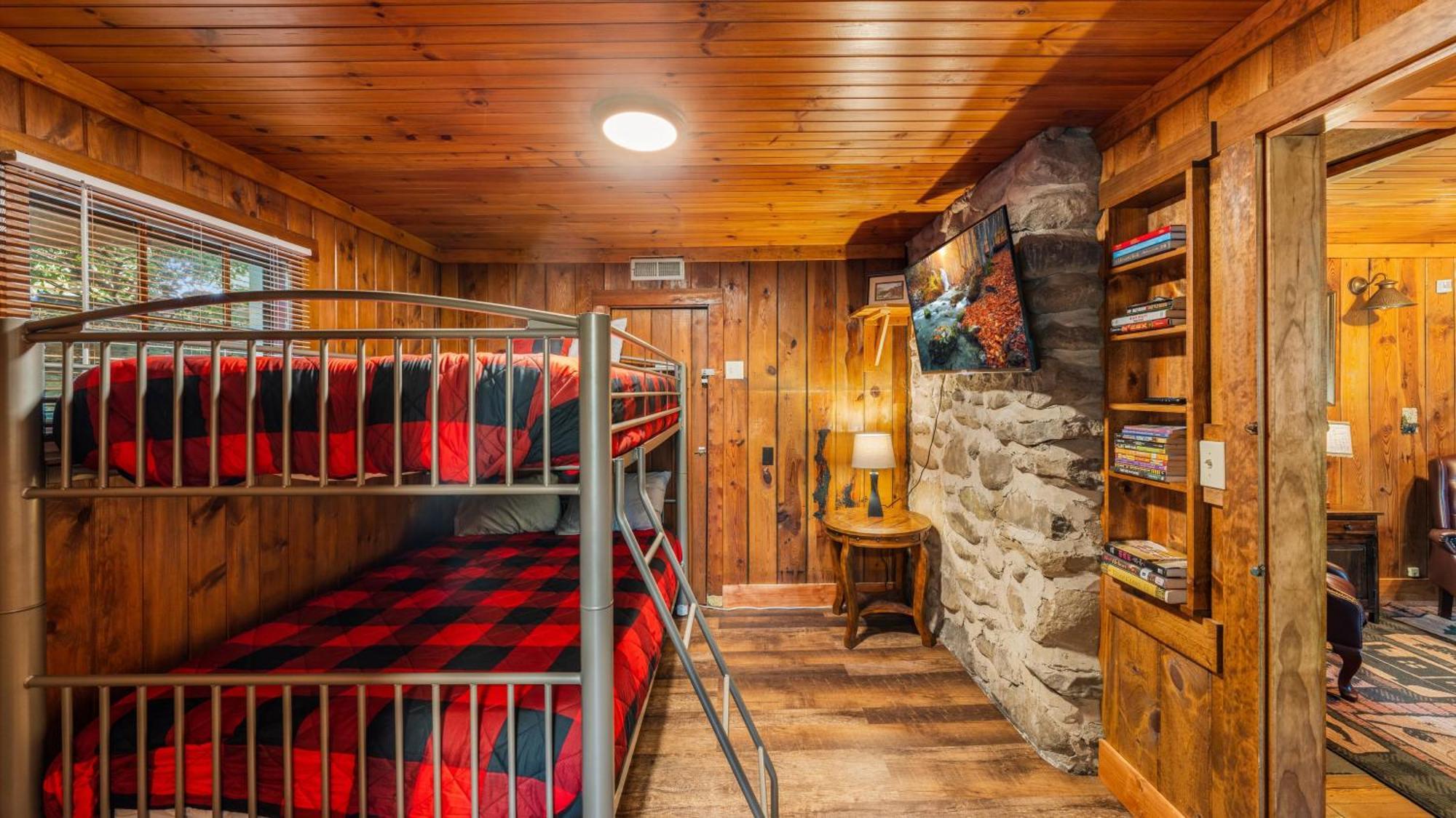Whiskey Ridge Lodge, A Restored 1940S Gem, 2 Mins From Downtown, Breathtaking City Views, Custom Game Room, And Spacious Elegance جاتلينبرج المظهر الخارجي الصورة