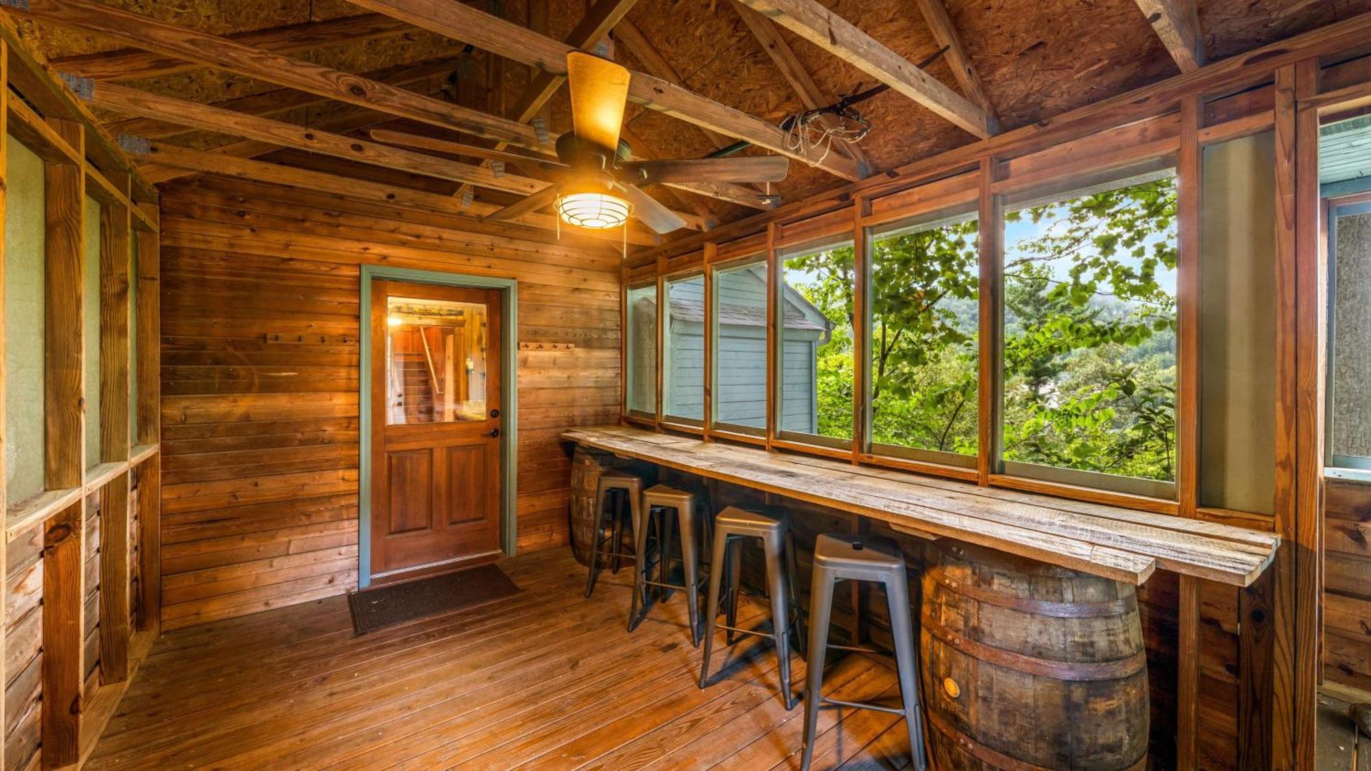 Whiskey Ridge Lodge, A Restored 1940S Gem, 2 Mins From Downtown, Breathtaking City Views, Custom Game Room, And Spacious Elegance جاتلينبرج المظهر الخارجي الصورة