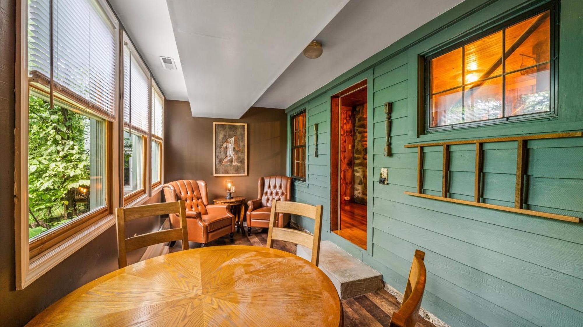 Whiskey Ridge Lodge, A Restored 1940S Gem, 2 Mins From Downtown, Breathtaking City Views, Custom Game Room, And Spacious Elegance جاتلينبرج المظهر الخارجي الصورة