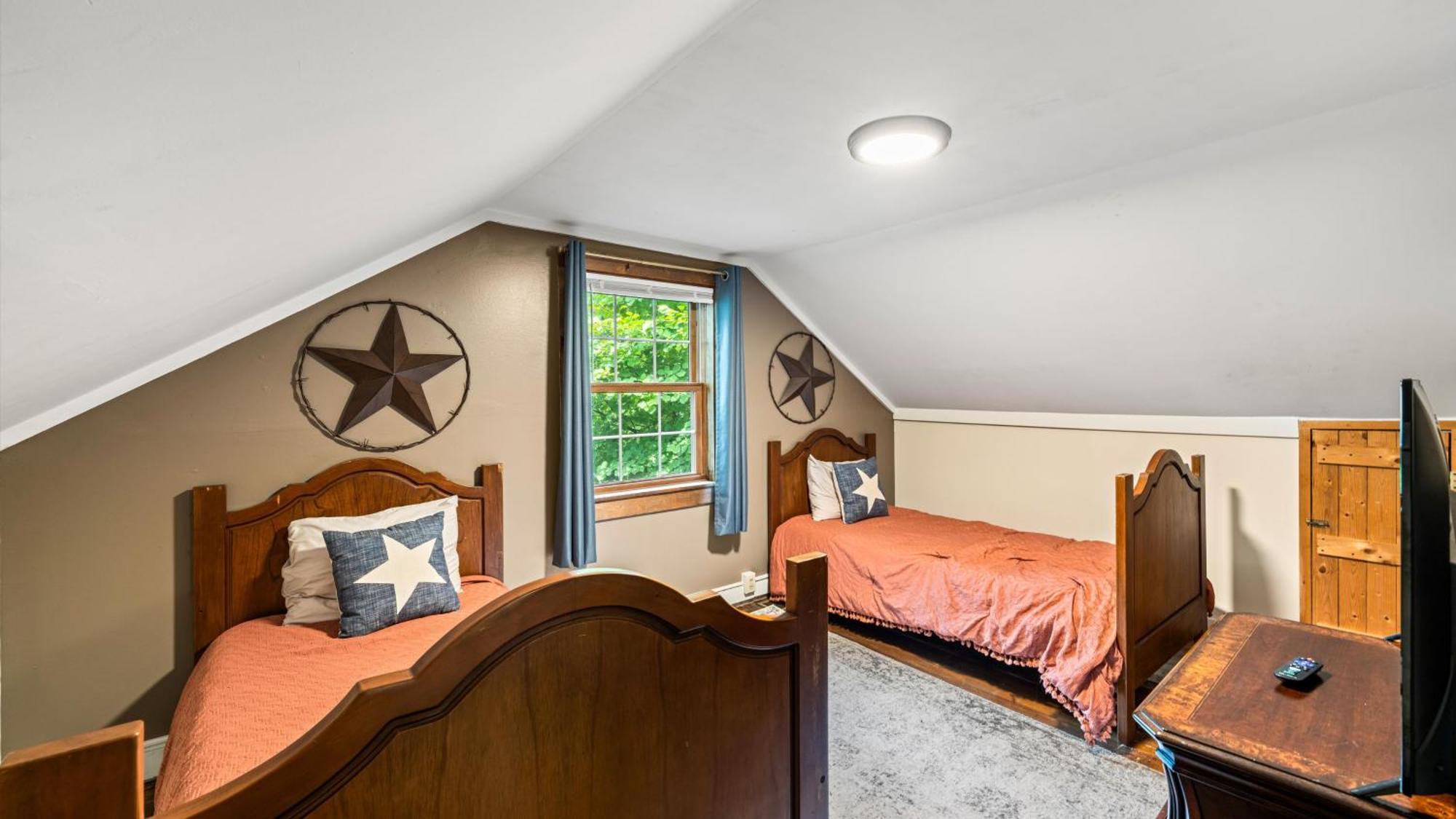 Whiskey Ridge Lodge, A Restored 1940S Gem, 2 Mins From Downtown, Breathtaking City Views, Custom Game Room, And Spacious Elegance جاتلينبرج المظهر الخارجي الصورة