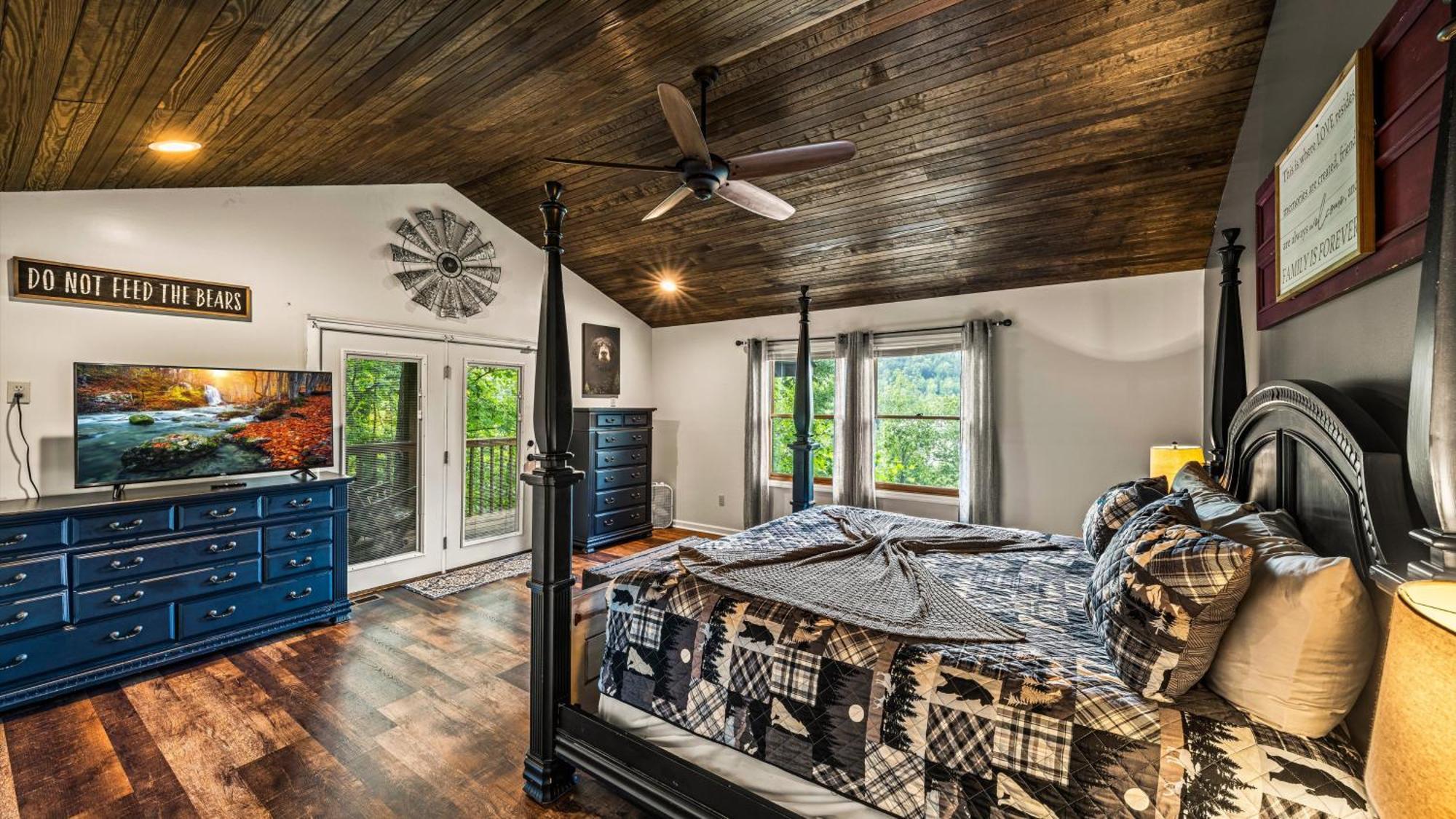 Whiskey Ridge Lodge, A Restored 1940S Gem, 2 Mins From Downtown, Breathtaking City Views, Custom Game Room, And Spacious Elegance جاتلينبرج المظهر الخارجي الصورة