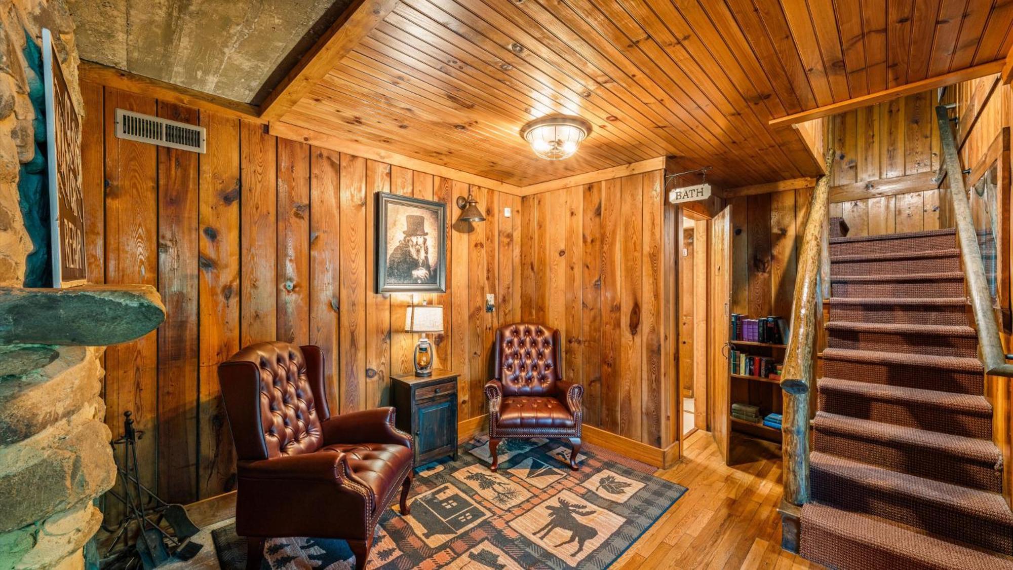 Whiskey Ridge Lodge, A Restored 1940S Gem, 2 Mins From Downtown, Breathtaking City Views, Custom Game Room, And Spacious Elegance جاتلينبرج المظهر الخارجي الصورة