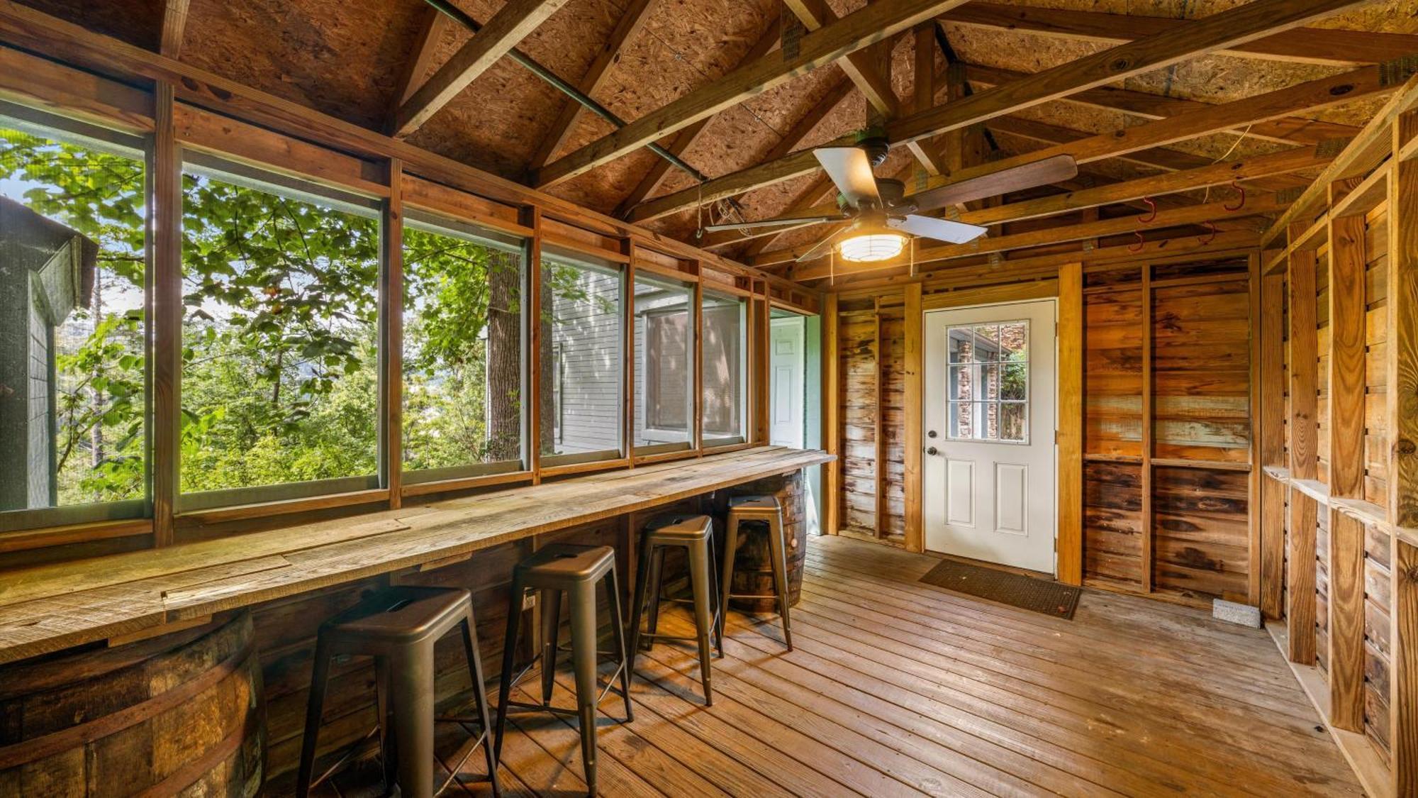 Whiskey Ridge Lodge, A Restored 1940S Gem, 2 Mins From Downtown, Breathtaking City Views, Custom Game Room, And Spacious Elegance جاتلينبرج المظهر الخارجي الصورة