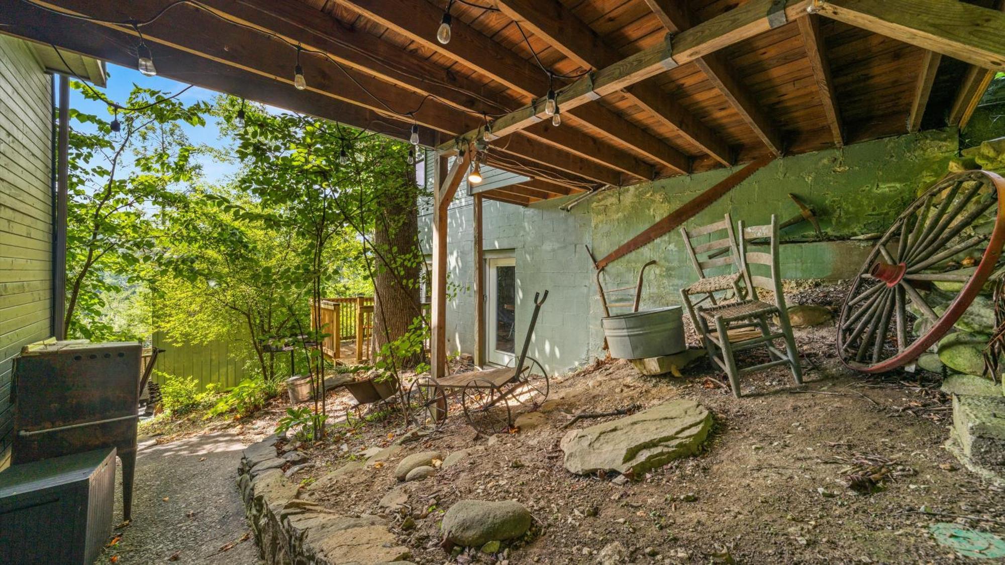 Whiskey Ridge Lodge, A Restored 1940S Gem, 2 Mins From Downtown, Breathtaking City Views, Custom Game Room, And Spacious Elegance جاتلينبرج المظهر الخارجي الصورة