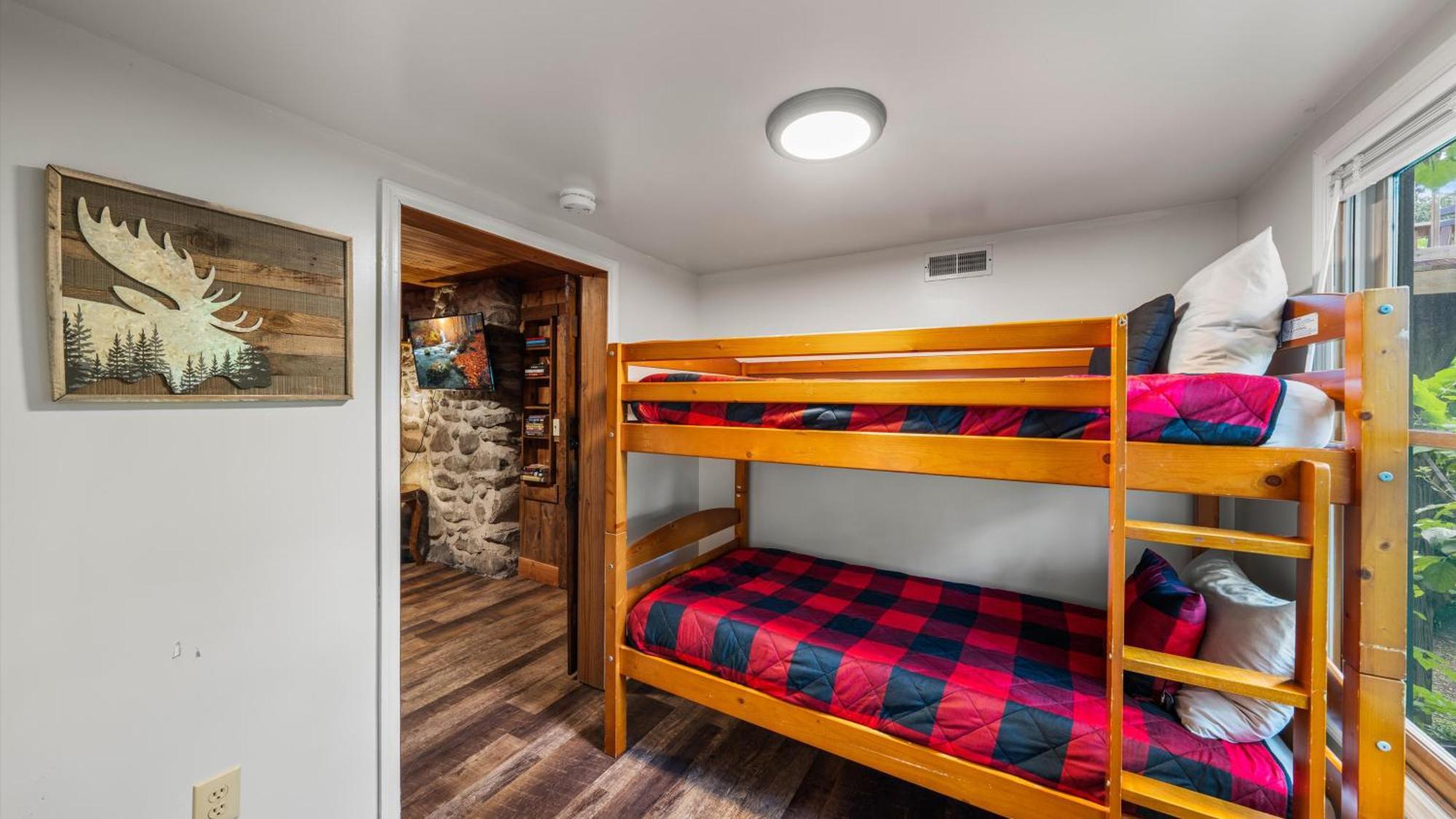 Whiskey Ridge Lodge, A Restored 1940S Gem, 2 Mins From Downtown, Breathtaking City Views, Custom Game Room, And Spacious Elegance جاتلينبرج المظهر الخارجي الصورة