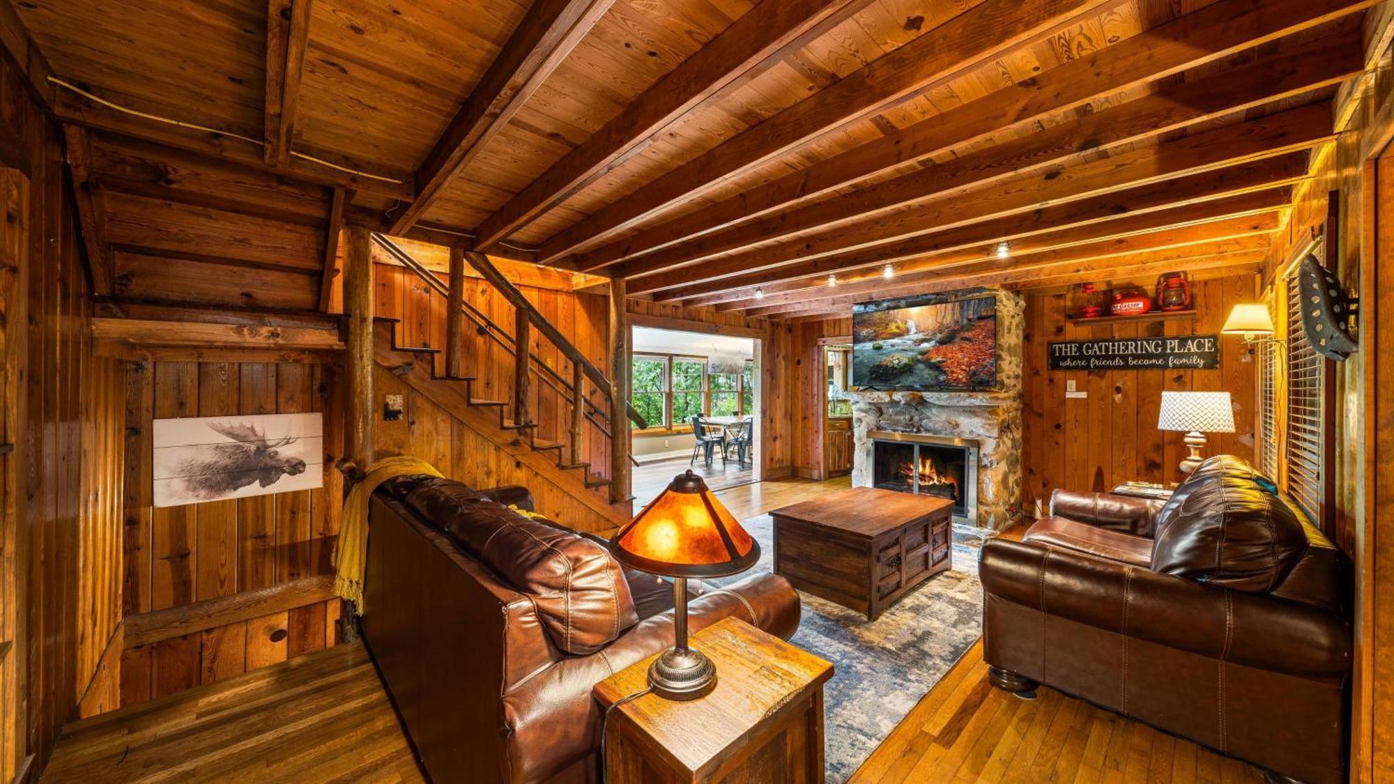 Whiskey Ridge Lodge, A Restored 1940S Gem, 2 Mins From Downtown, Breathtaking City Views, Custom Game Room, And Spacious Elegance جاتلينبرج المظهر الخارجي الصورة