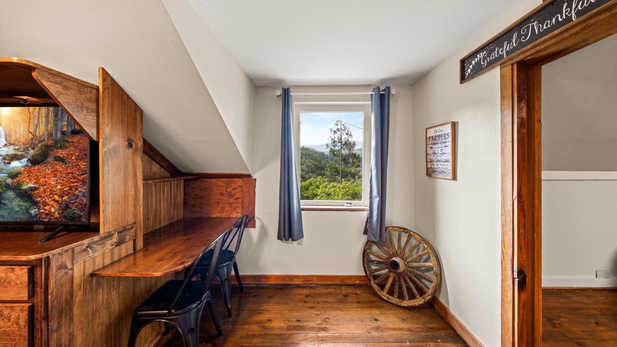 Whiskey Ridge Lodge, A Restored 1940S Gem, 2 Mins From Downtown, Breathtaking City Views, Custom Game Room, And Spacious Elegance جاتلينبرج المظهر الخارجي الصورة