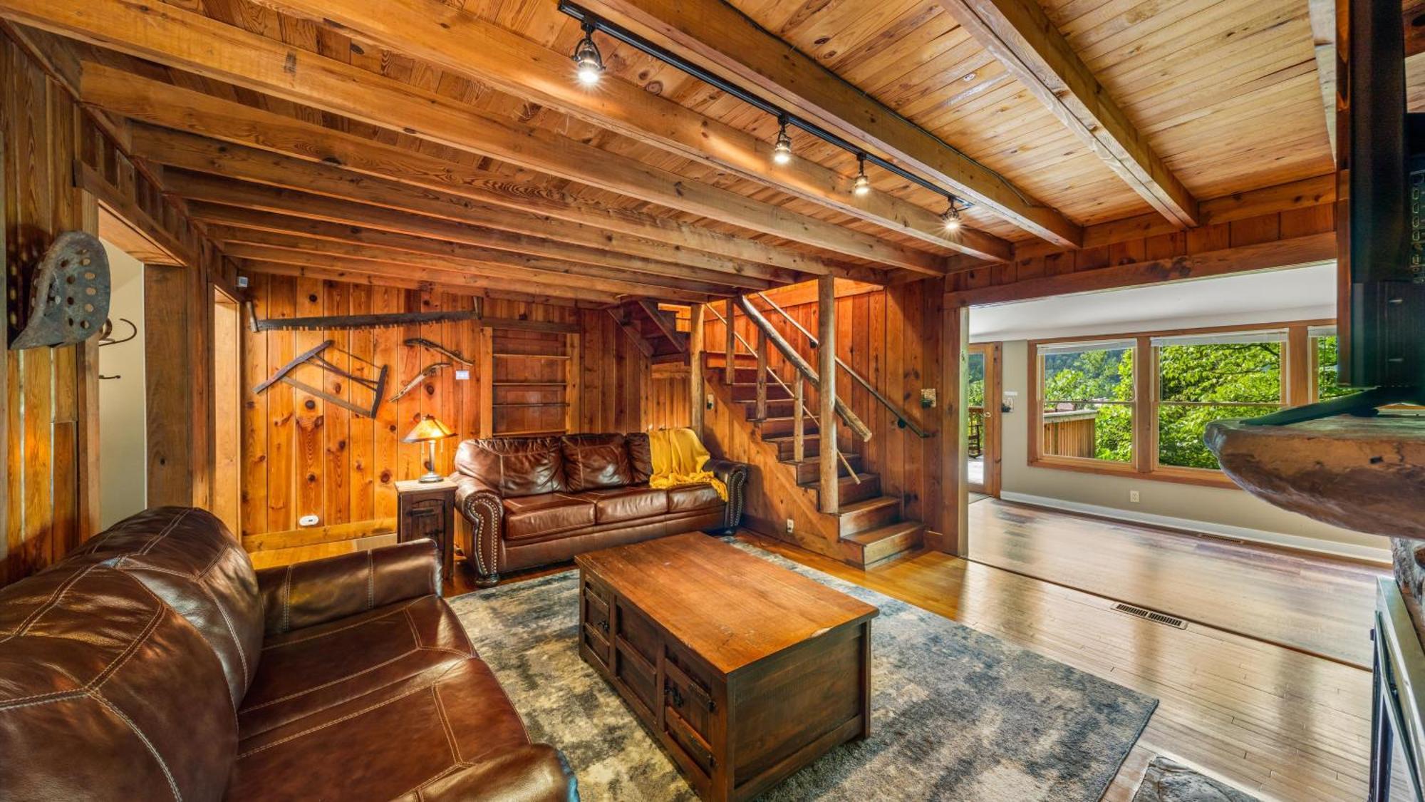Whiskey Ridge Lodge, A Restored 1940S Gem, 2 Mins From Downtown, Breathtaking City Views, Custom Game Room, And Spacious Elegance جاتلينبرج المظهر الخارجي الصورة