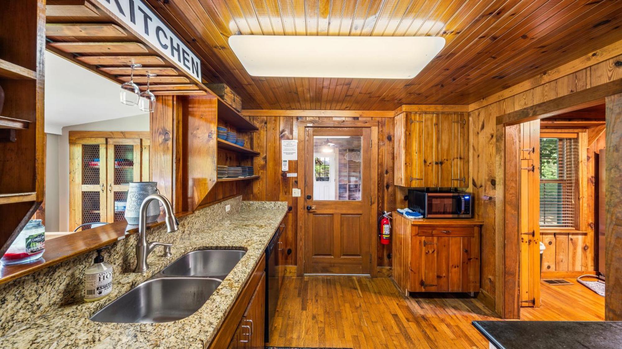 Whiskey Ridge Lodge, A Restored 1940S Gem, 2 Mins From Downtown, Breathtaking City Views, Custom Game Room, And Spacious Elegance جاتلينبرج المظهر الخارجي الصورة