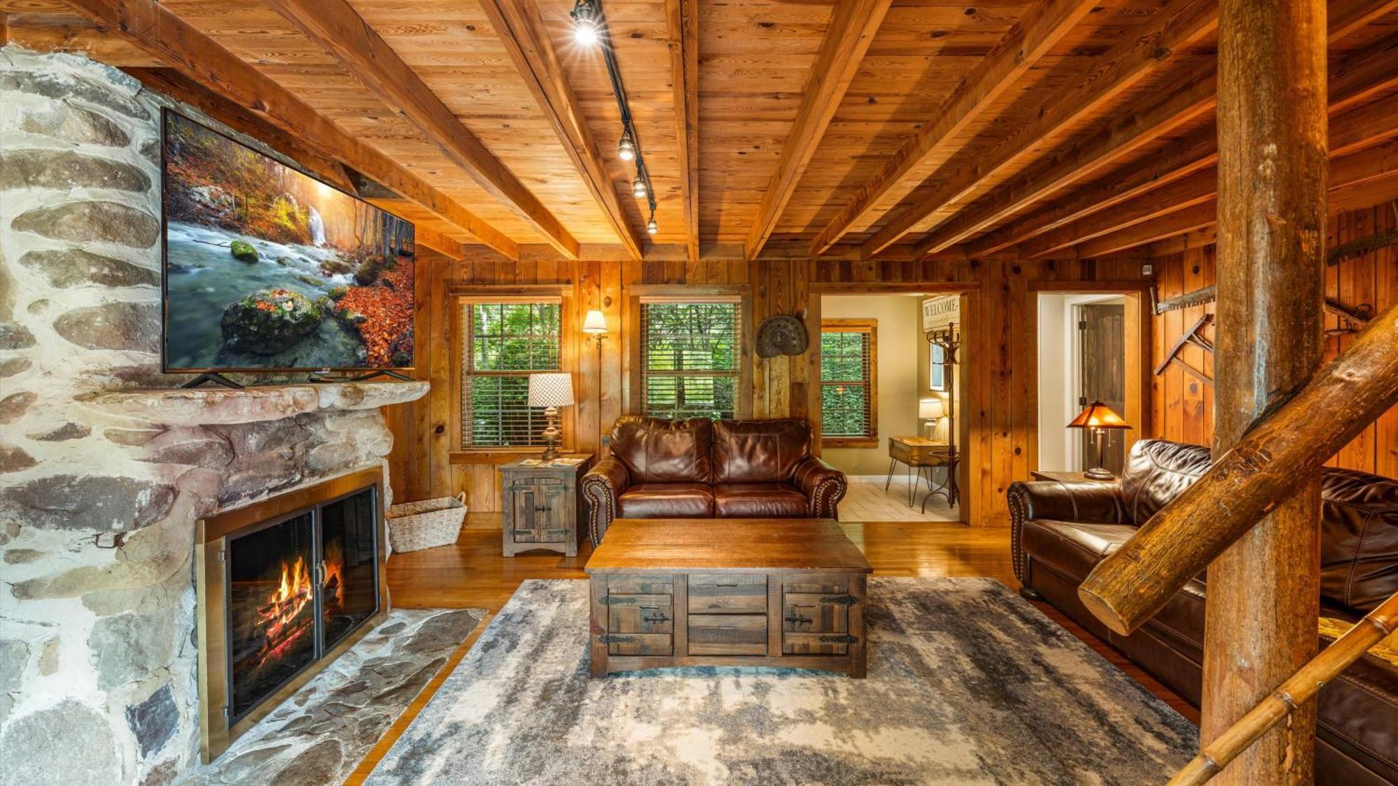 Whiskey Ridge Lodge, A Restored 1940S Gem, 2 Mins From Downtown, Breathtaking City Views, Custom Game Room, And Spacious Elegance جاتلينبرج المظهر الخارجي الصورة