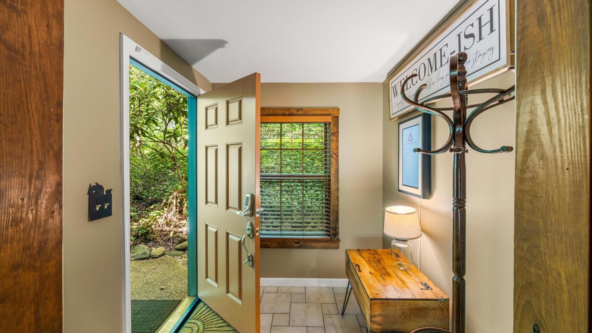 Whiskey Ridge Lodge, A Restored 1940S Gem, 2 Mins From Downtown, Breathtaking City Views, Custom Game Room, And Spacious Elegance جاتلينبرج المظهر الخارجي الصورة