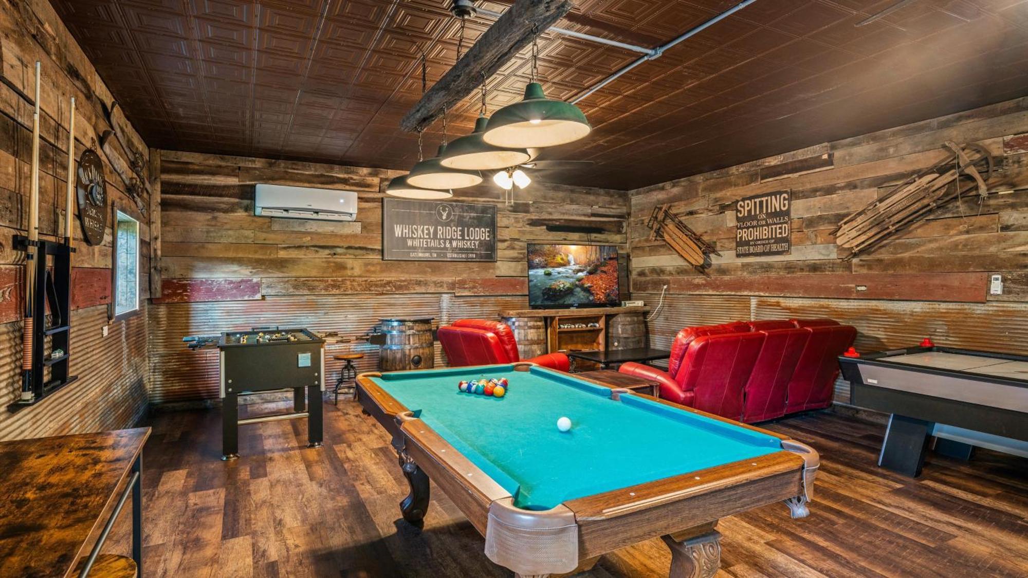 Whiskey Ridge Lodge, A Restored 1940S Gem, 2 Mins From Downtown, Breathtaking City Views, Custom Game Room, And Spacious Elegance جاتلينبرج المظهر الخارجي الصورة