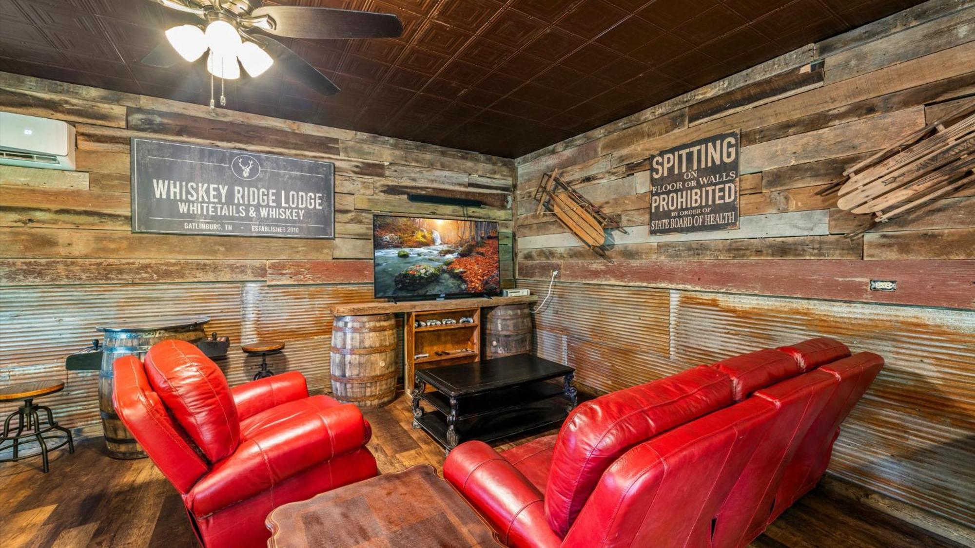 Whiskey Ridge Lodge, A Restored 1940S Gem, 2 Mins From Downtown, Breathtaking City Views, Custom Game Room, And Spacious Elegance جاتلينبرج المظهر الخارجي الصورة