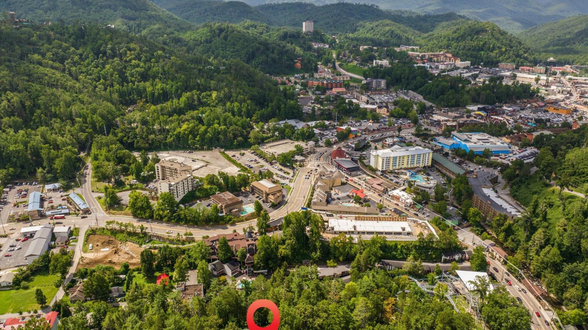 Whiskey Ridge Lodge, A Restored 1940S Gem, 2 Mins From Downtown, Breathtaking City Views, Custom Game Room, And Spacious Elegance جاتلينبرج المظهر الخارجي الصورة