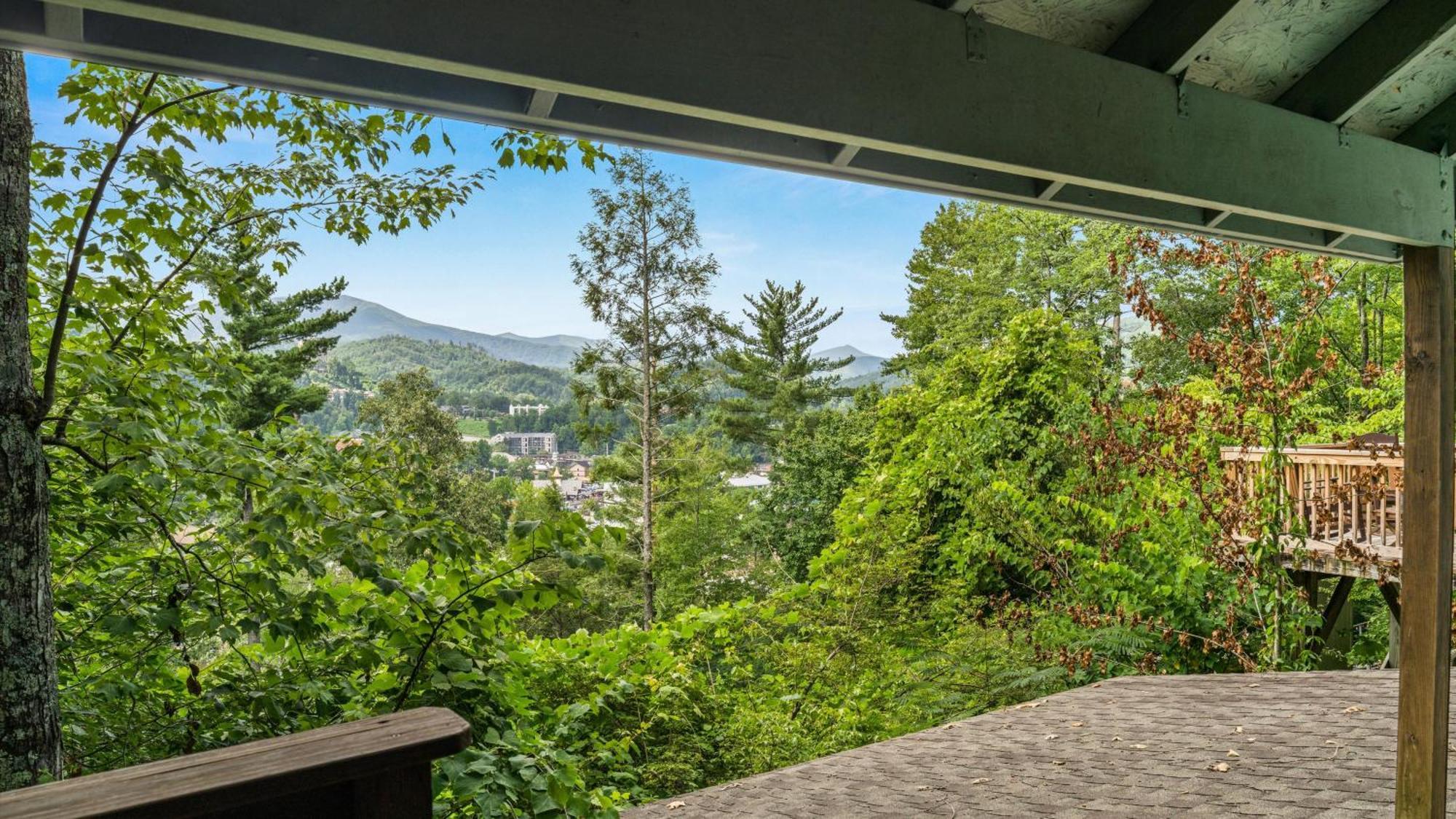Whiskey Ridge Lodge, A Restored 1940S Gem, 2 Mins From Downtown, Breathtaking City Views, Custom Game Room, And Spacious Elegance جاتلينبرج المظهر الخارجي الصورة