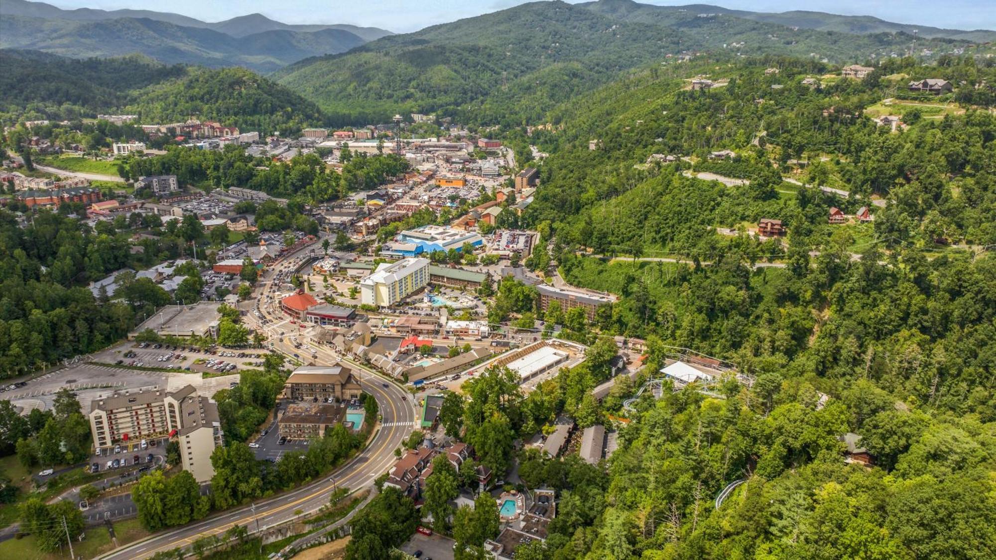 Whiskey Ridge Lodge, A Restored 1940S Gem, 2 Mins From Downtown, Breathtaking City Views, Custom Game Room, And Spacious Elegance جاتلينبرج المظهر الخارجي الصورة