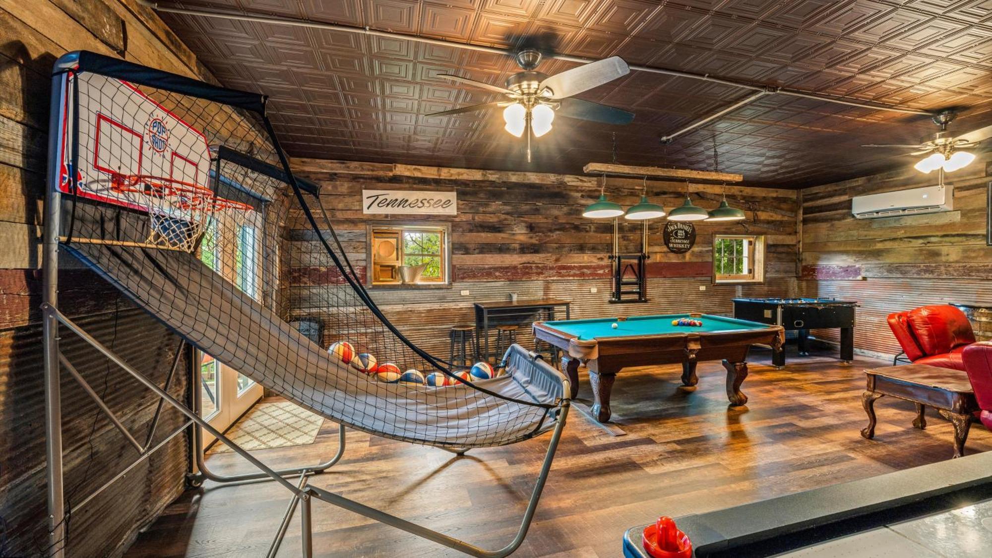 Whiskey Ridge Lodge, A Restored 1940S Gem, 2 Mins From Downtown, Breathtaking City Views, Custom Game Room, And Spacious Elegance جاتلينبرج المظهر الخارجي الصورة