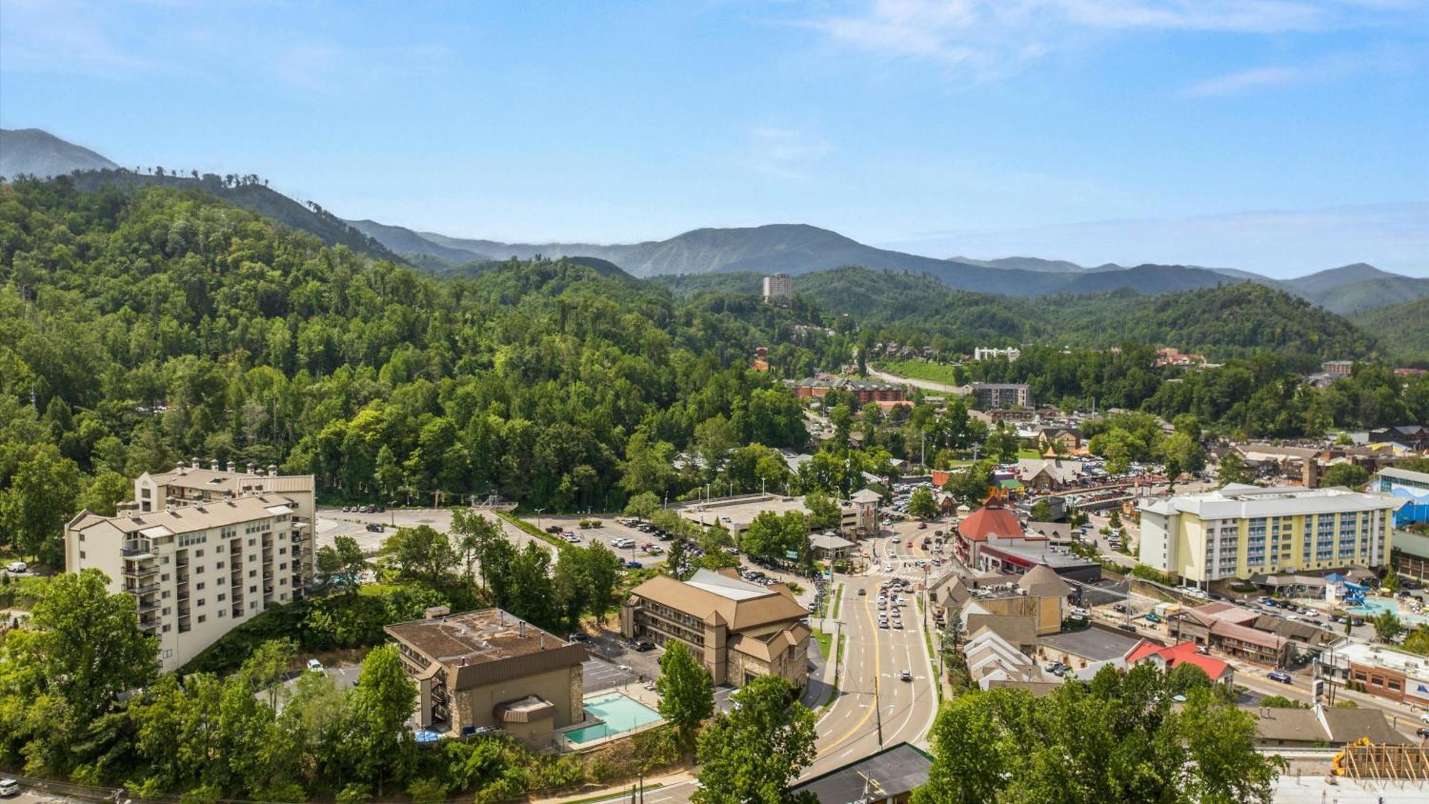 Whiskey Ridge Lodge, A Restored 1940S Gem, 2 Mins From Downtown, Breathtaking City Views, Custom Game Room, And Spacious Elegance جاتلينبرج المظهر الخارجي الصورة