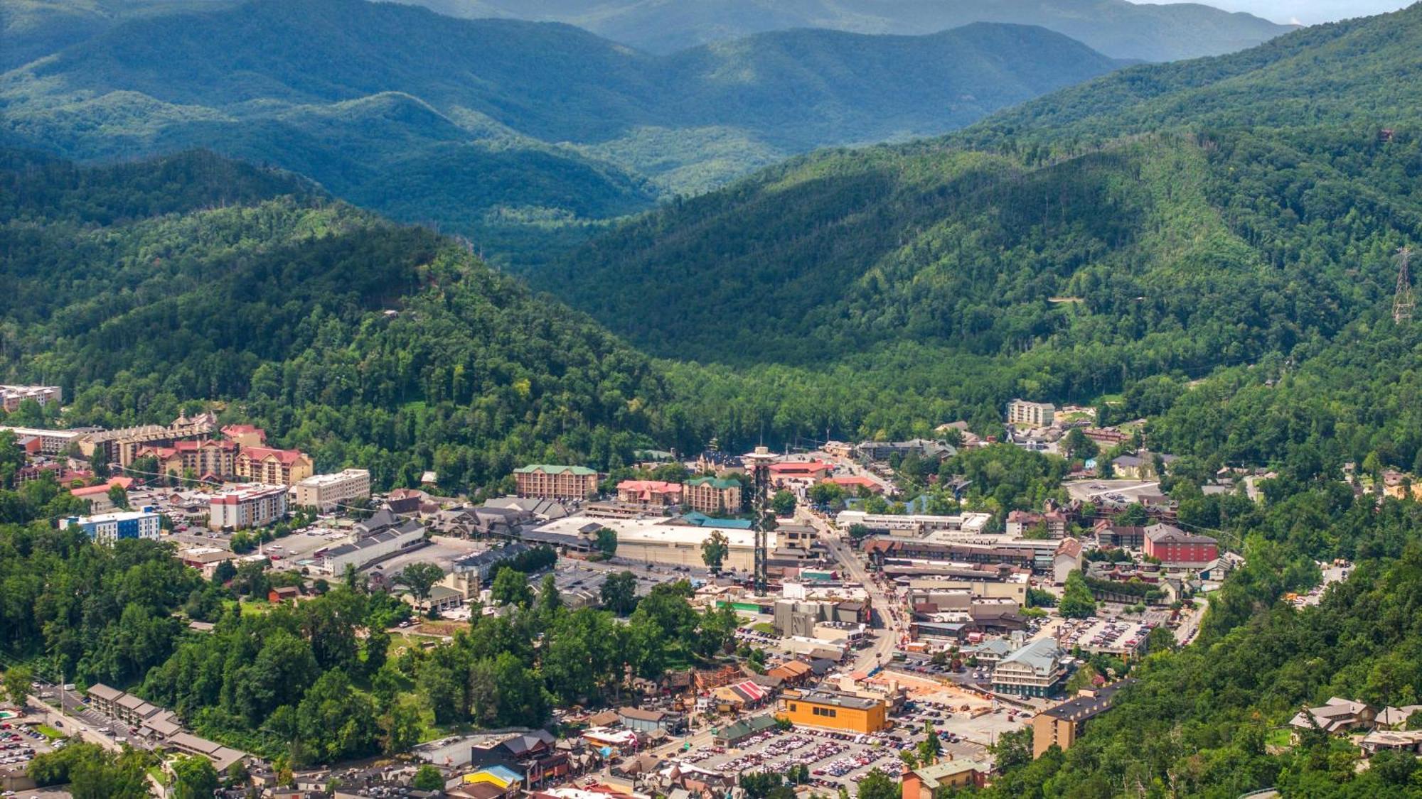 Whiskey Ridge Lodge, A Restored 1940S Gem, 2 Mins From Downtown, Breathtaking City Views, Custom Game Room, And Spacious Elegance جاتلينبرج المظهر الخارجي الصورة