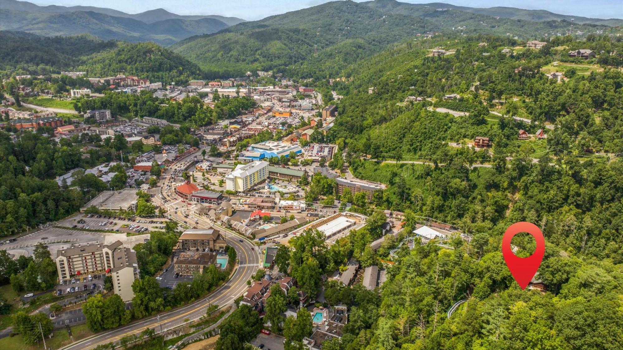 Whiskey Ridge Lodge, A Restored 1940S Gem, 2 Mins From Downtown, Breathtaking City Views, Custom Game Room, And Spacious Elegance جاتلينبرج المظهر الخارجي الصورة