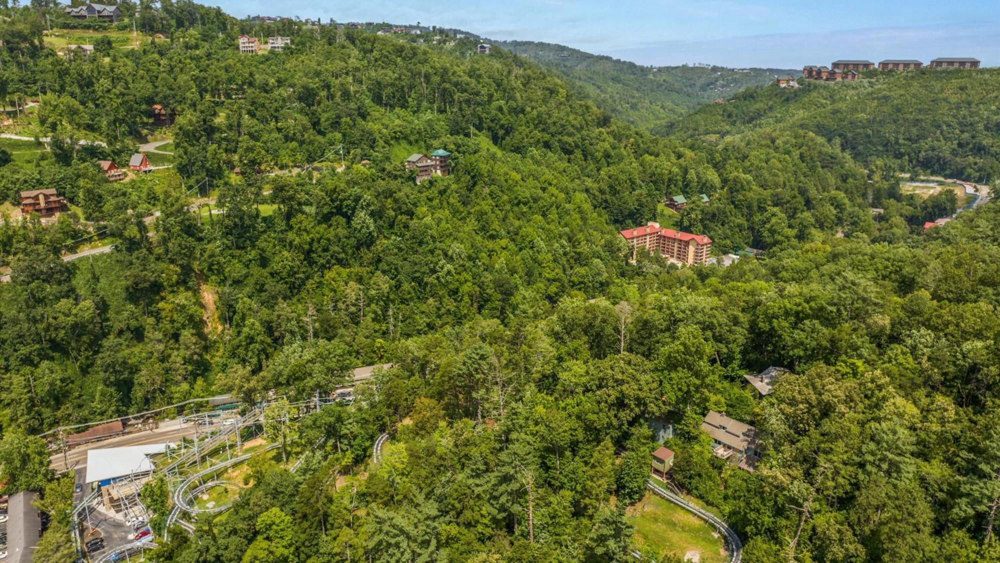 Whiskey Ridge Lodge, A Restored 1940S Gem, 2 Mins From Downtown, Breathtaking City Views, Custom Game Room, And Spacious Elegance جاتلينبرج المظهر الخارجي الصورة
