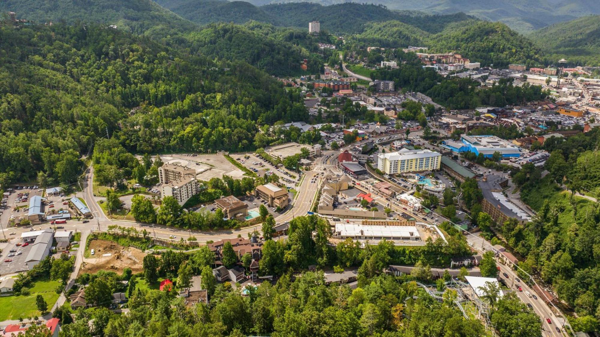 Whiskey Ridge Lodge, A Restored 1940S Gem, 2 Mins From Downtown, Breathtaking City Views, Custom Game Room, And Spacious Elegance جاتلينبرج المظهر الخارجي الصورة