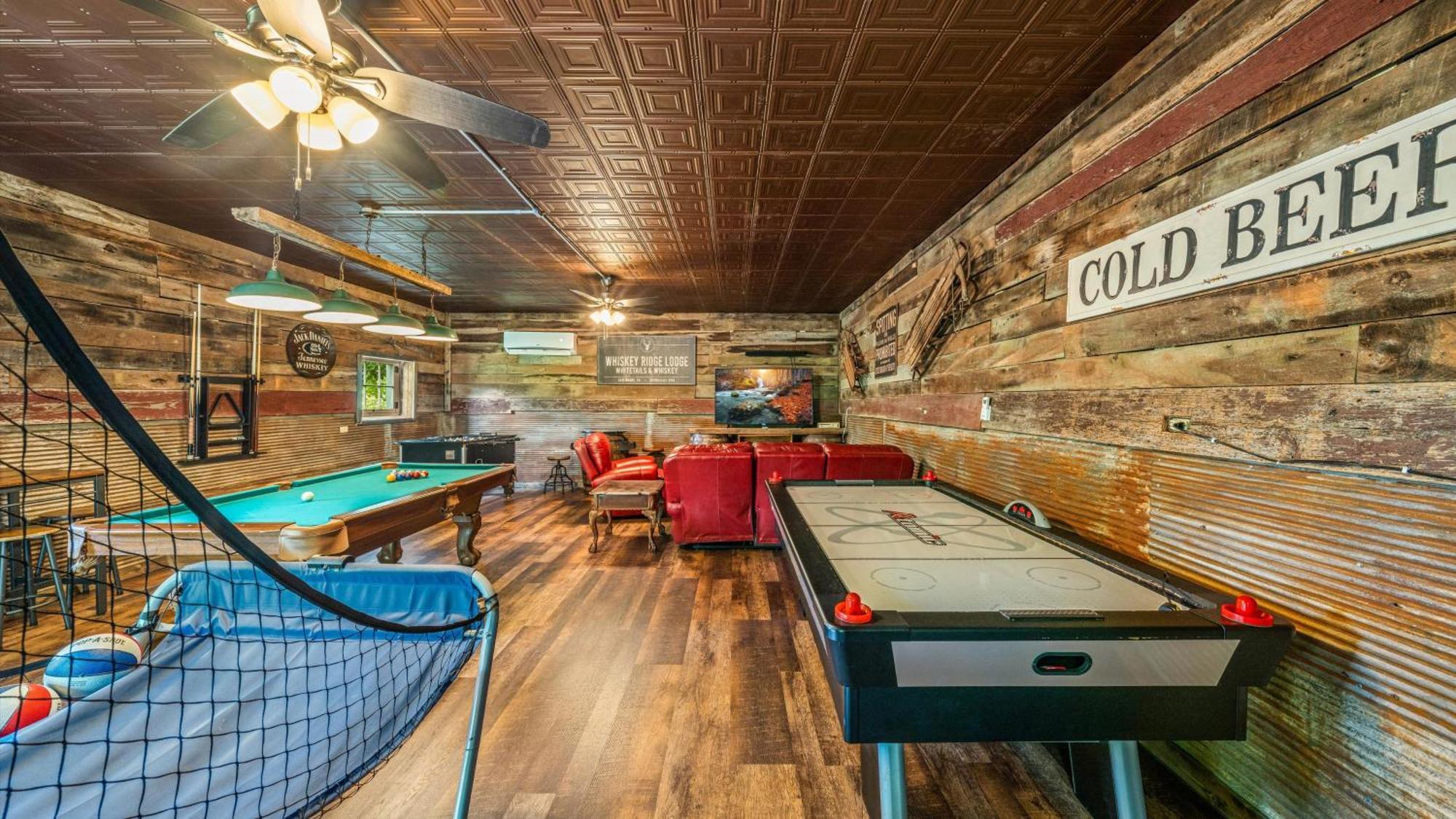 Whiskey Ridge Lodge, A Restored 1940S Gem, 2 Mins From Downtown, Breathtaking City Views, Custom Game Room, And Spacious Elegance جاتلينبرج المظهر الخارجي الصورة