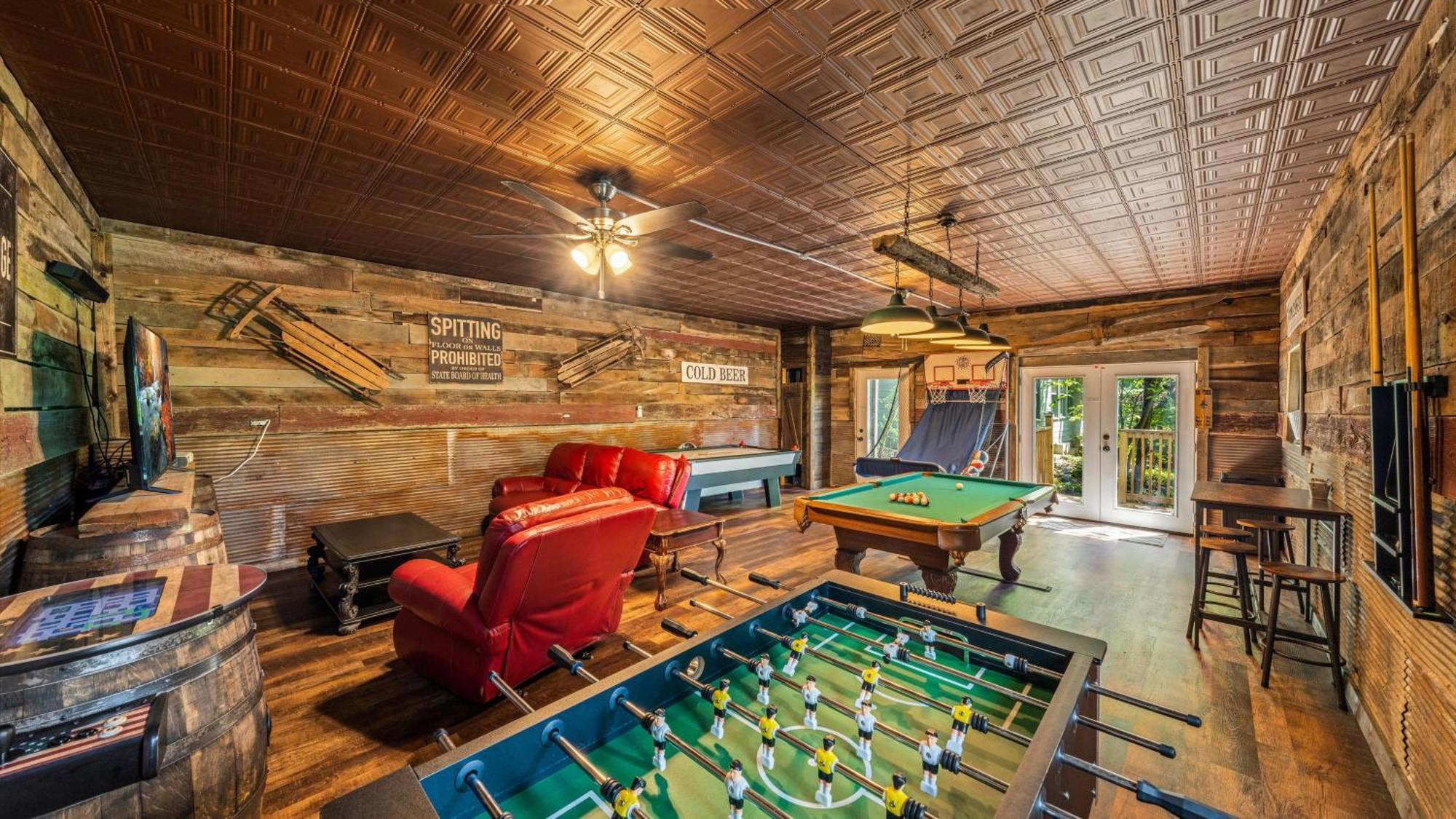 Whiskey Ridge Lodge, A Restored 1940S Gem, 2 Mins From Downtown, Breathtaking City Views, Custom Game Room, And Spacious Elegance جاتلينبرج المظهر الخارجي الصورة